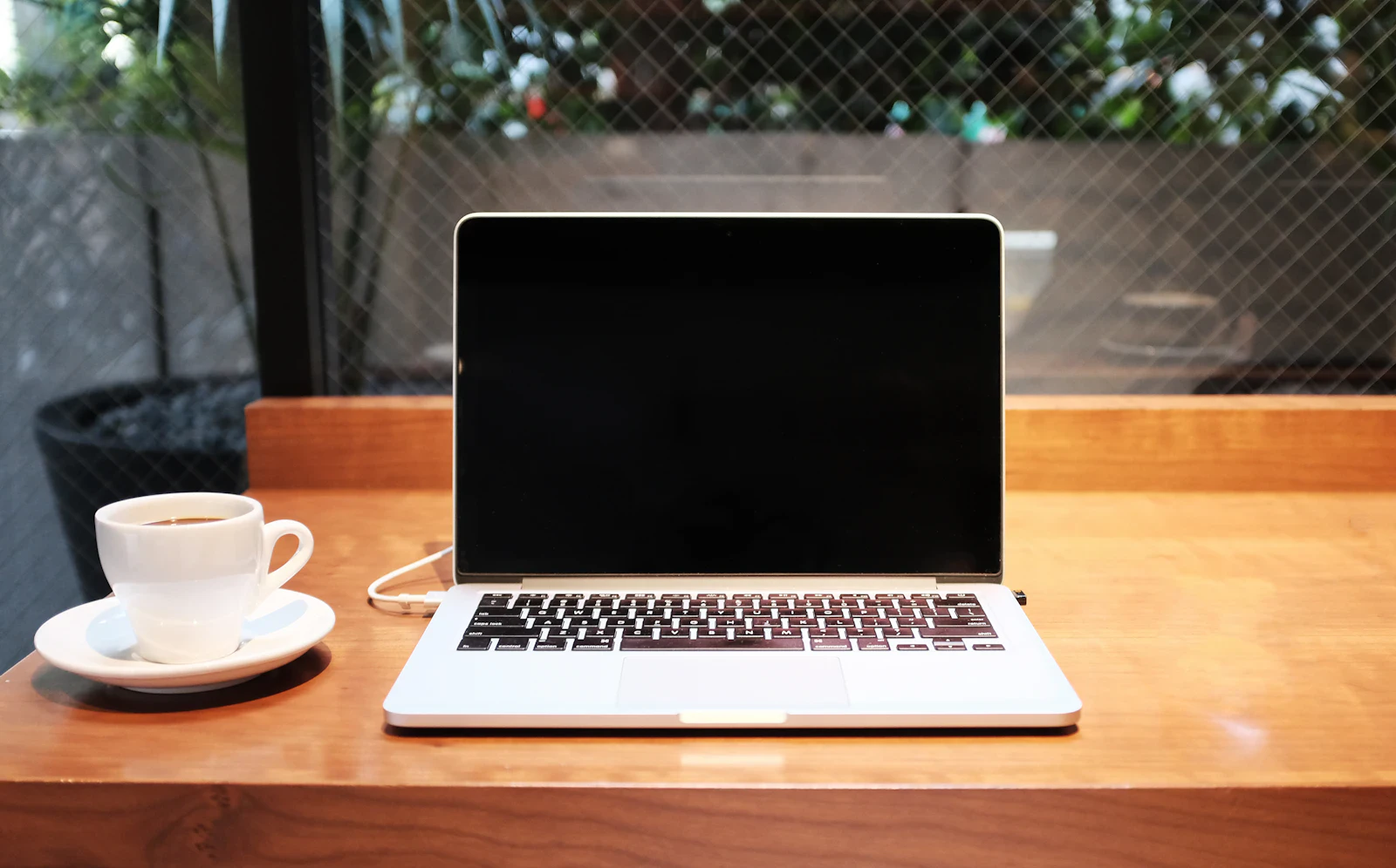 Freelancer pracujúci na diaľku s notebookom