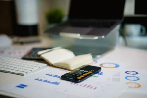 Digitálna fakturácia a účtovníctvo na notebooku